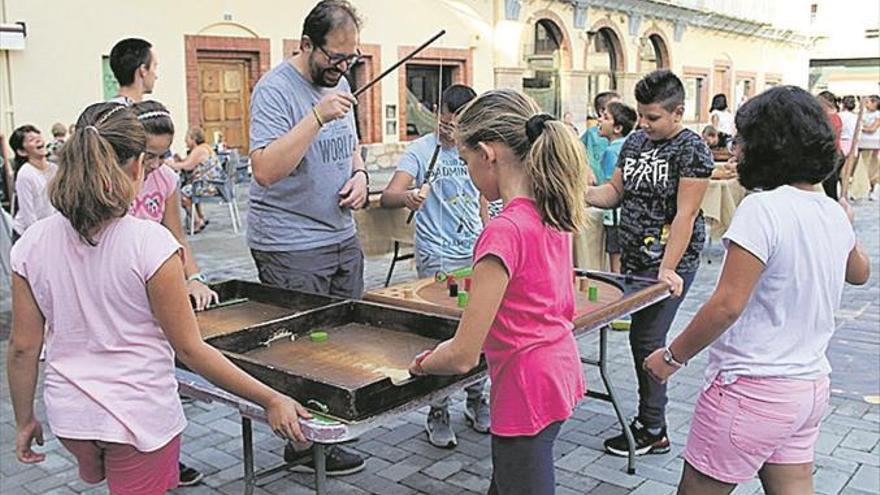 Mayores enseñan juegos tradicionales a los niños