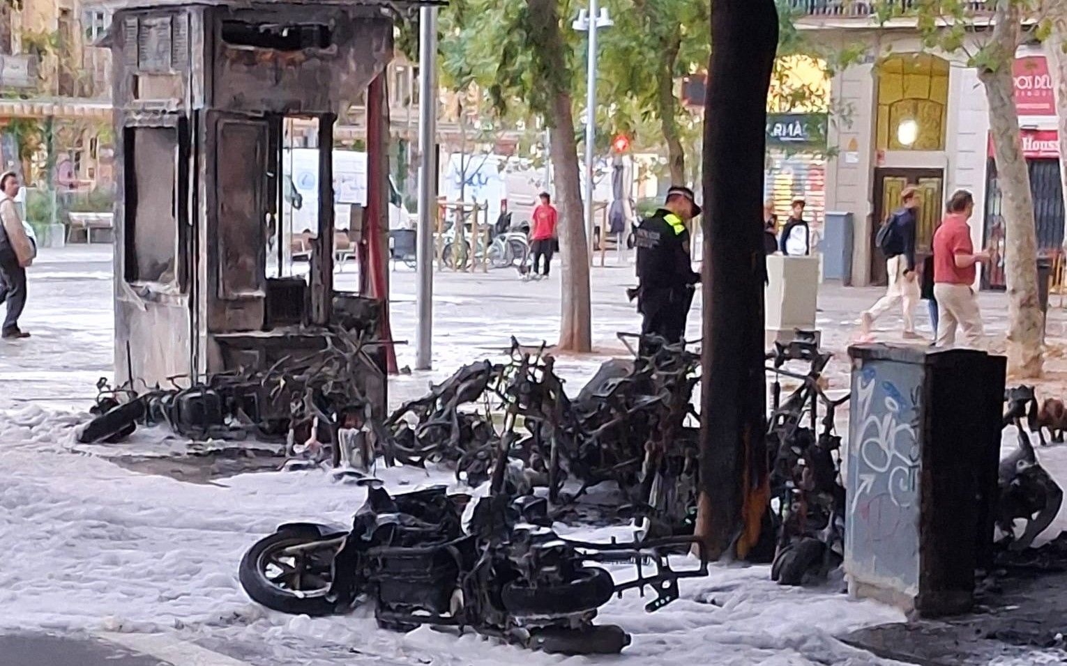 Un incendio calcina varias motos y un quiosco de la ONCE en Villarroel con Ronda Sant Antoni.