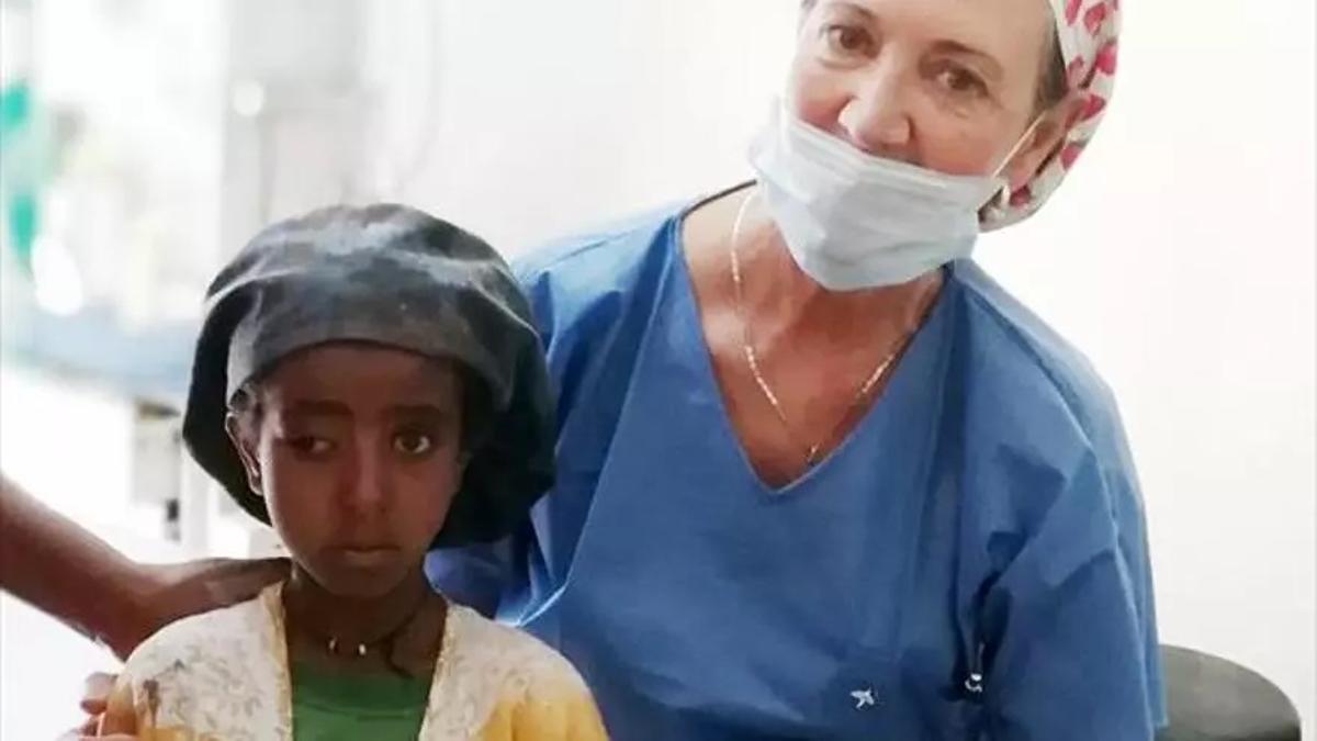La médica Amparo Berral, en una labor solidaria.