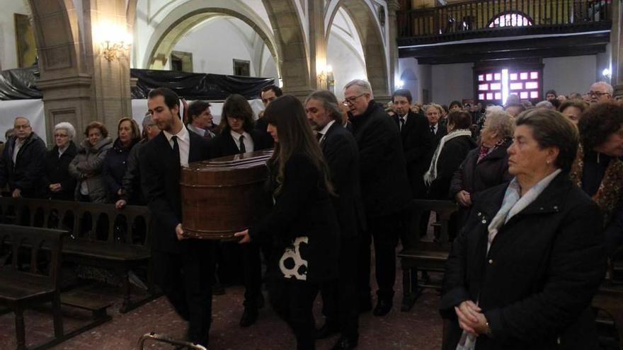 Los familiares portan el féretro, a su entrada en el templo de San Félix.