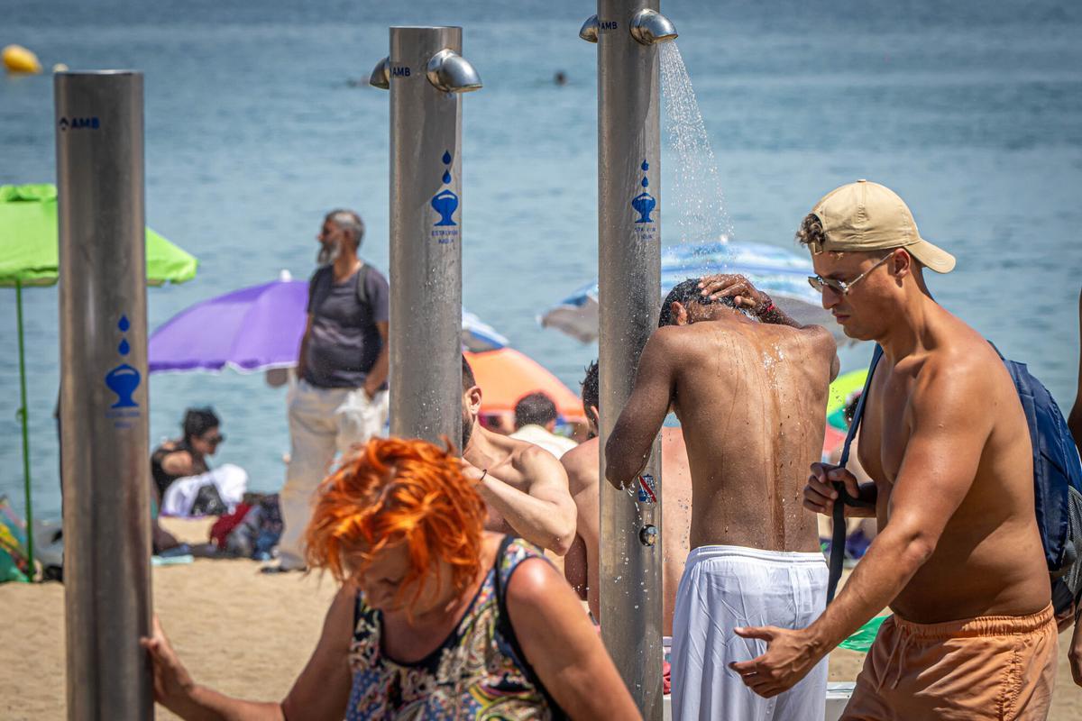 Las playas de Barcelona se llenan con el aumento de las temperaturas