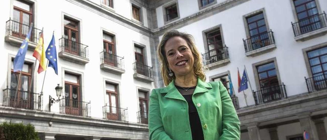 Belarmina Díaz Aguado, frente a la sede de la Consejería de Industria, en la plaza de España de Oviedo.