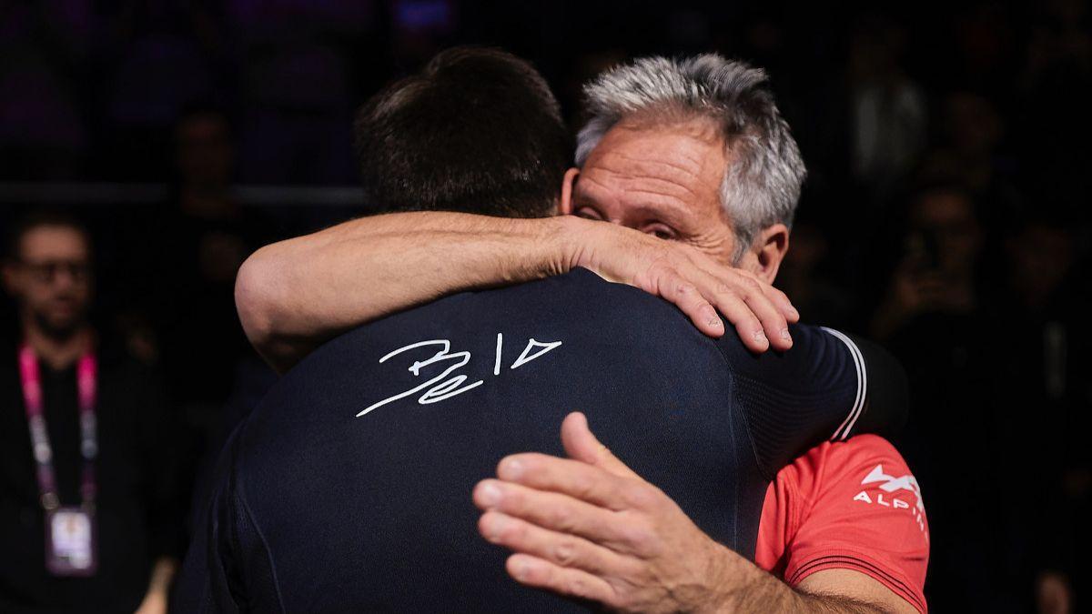 Miguel Sciorilli se abraza a Fernando Belasteguín el día que el jugador argentino colgó la pala