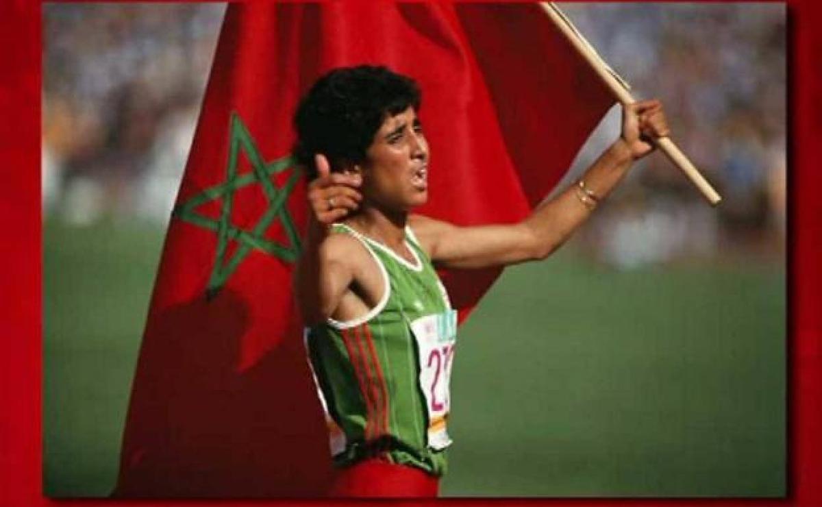Nawal El Moutawakel celebra su oro en los 400 metros vallas en los JJOO de Los Ángeles 1984.