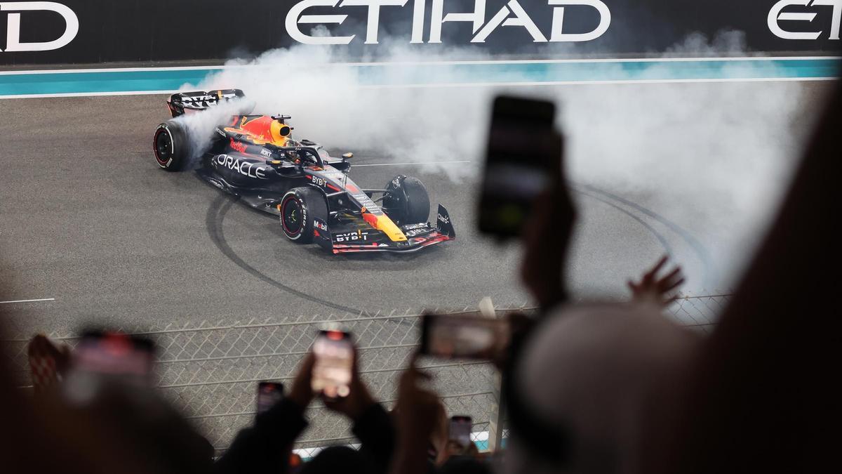 Max Verstappen celebra esta nueva victoria en Abu Dabi.