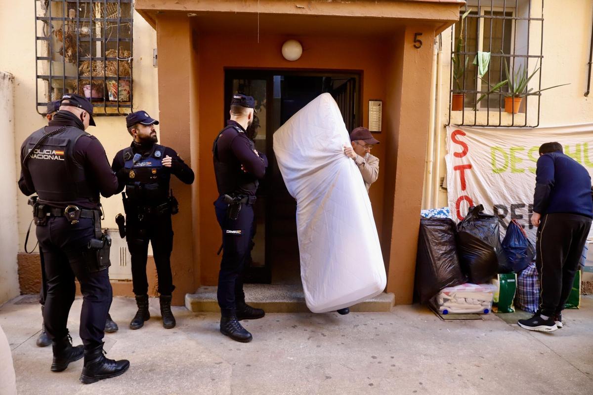 Desahucio en Las Flores, calle Obispo Juan de Eulate, madre con tres hijos menores