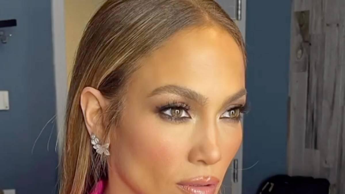 Jennifer Lopez con look fucsia de Valentino