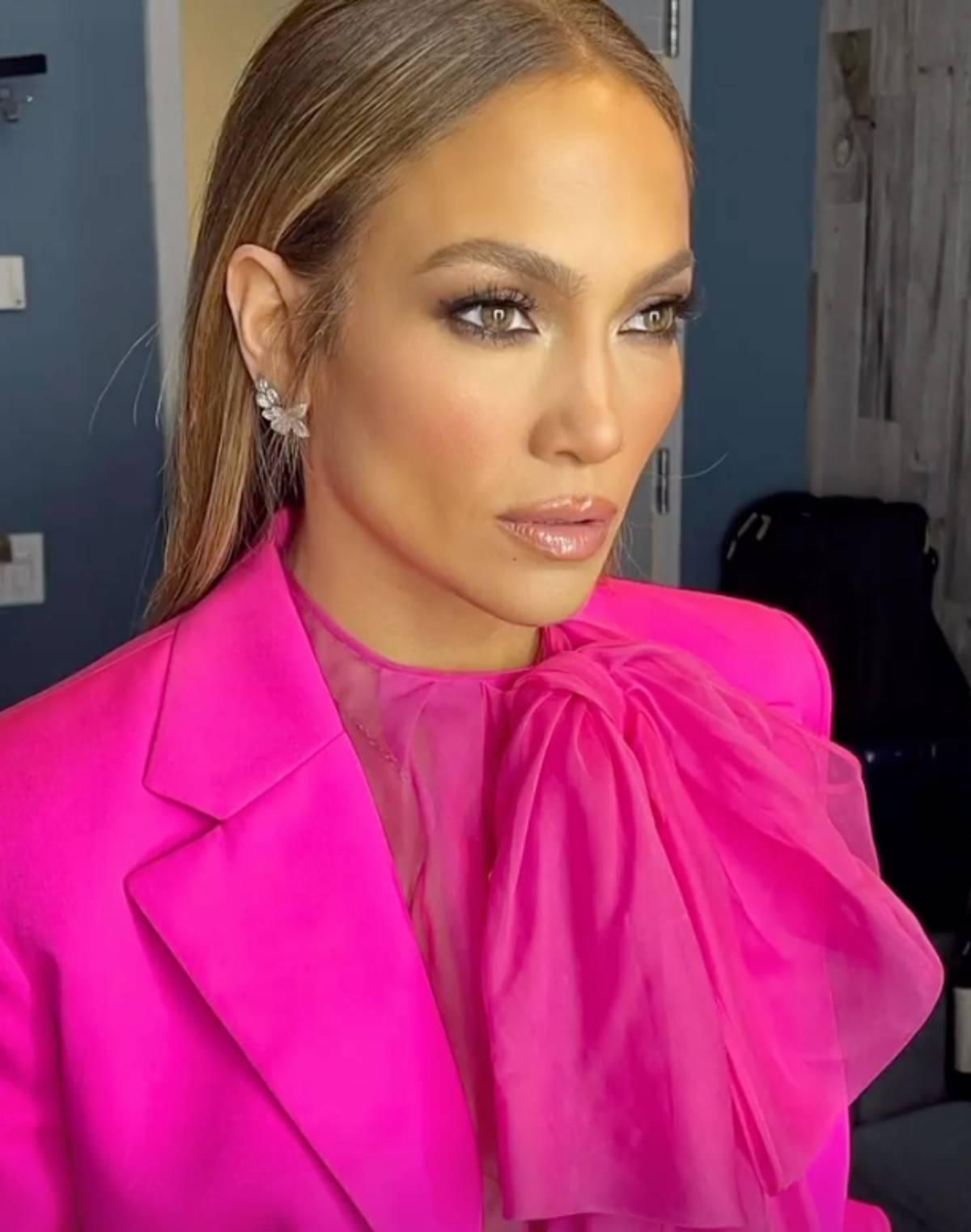 Jennifer Lopez con look fucsia de Valentino