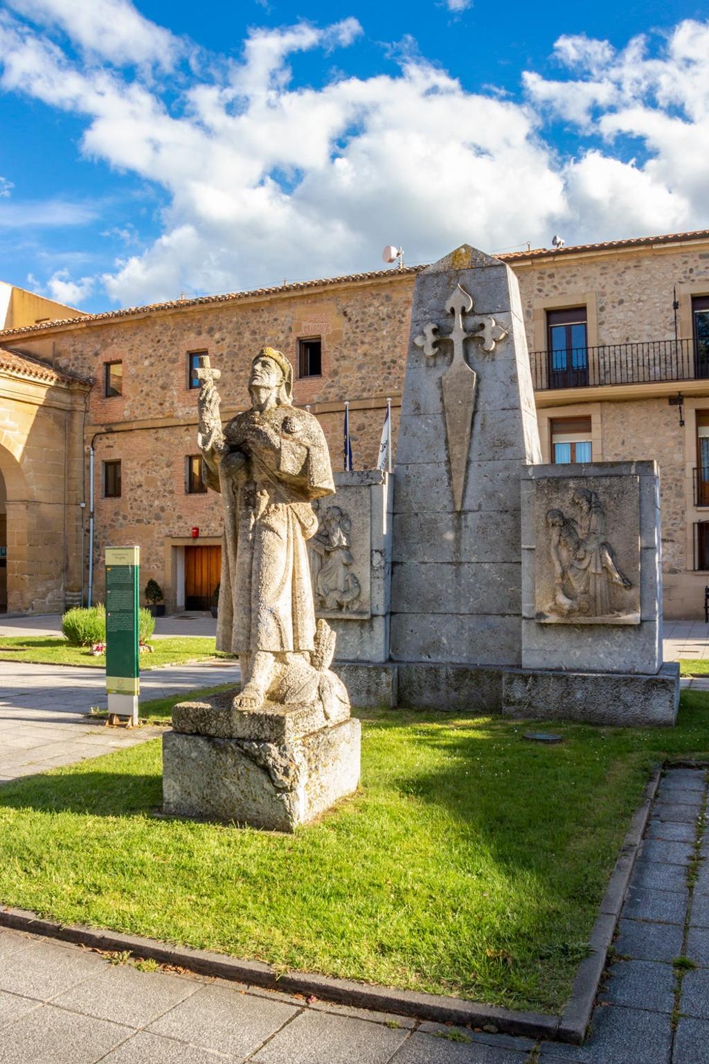 Monumento a los peregrinos frente al monasterio de San Francisco en Santo Domingo de la Calzada.