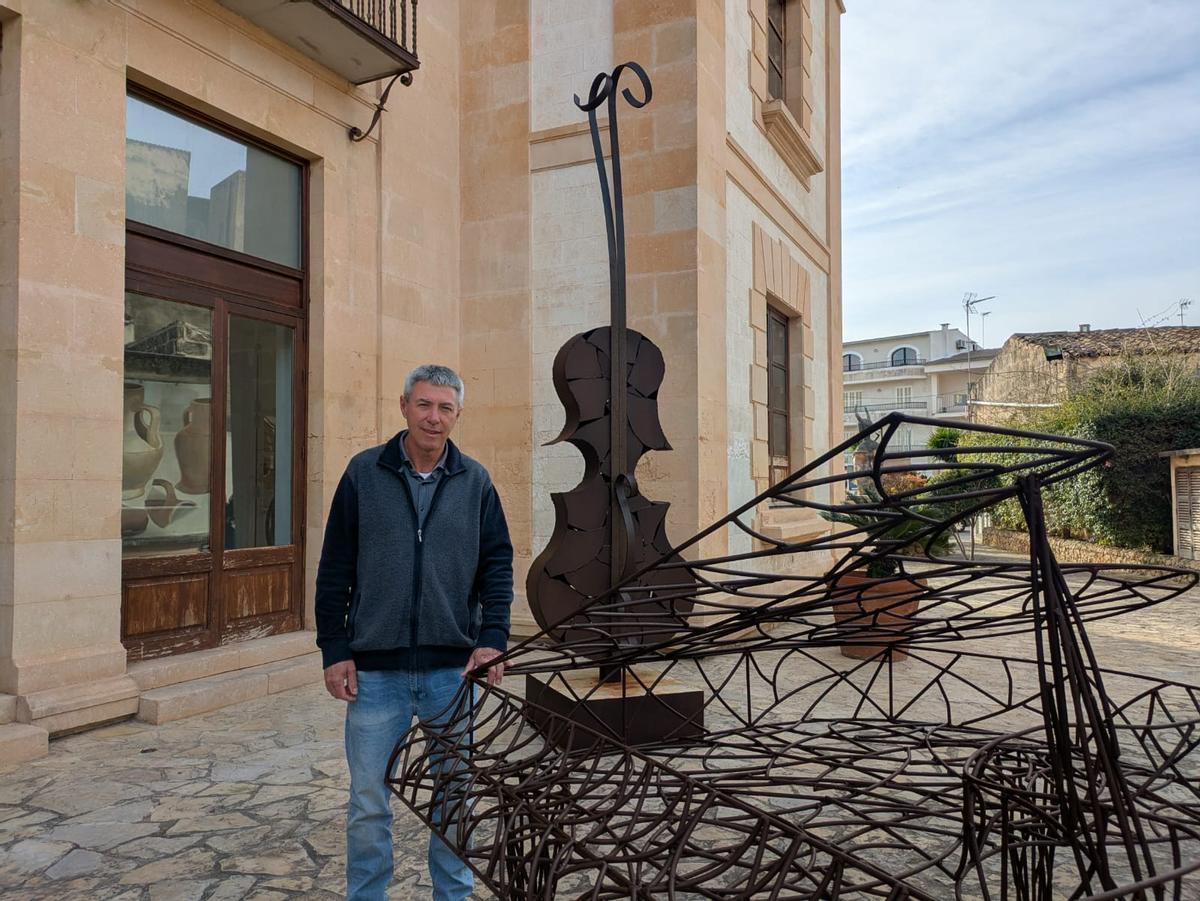 El artista junto al violín y el piano.