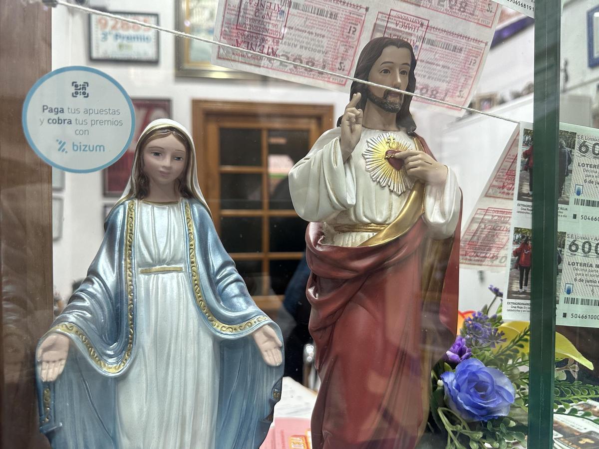 La virgen y el sagrado corazón, en la administración de lotería.