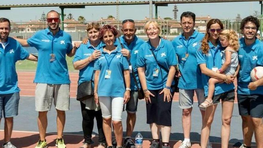 El equipo de fútbol con voluntarios de La Caixa.