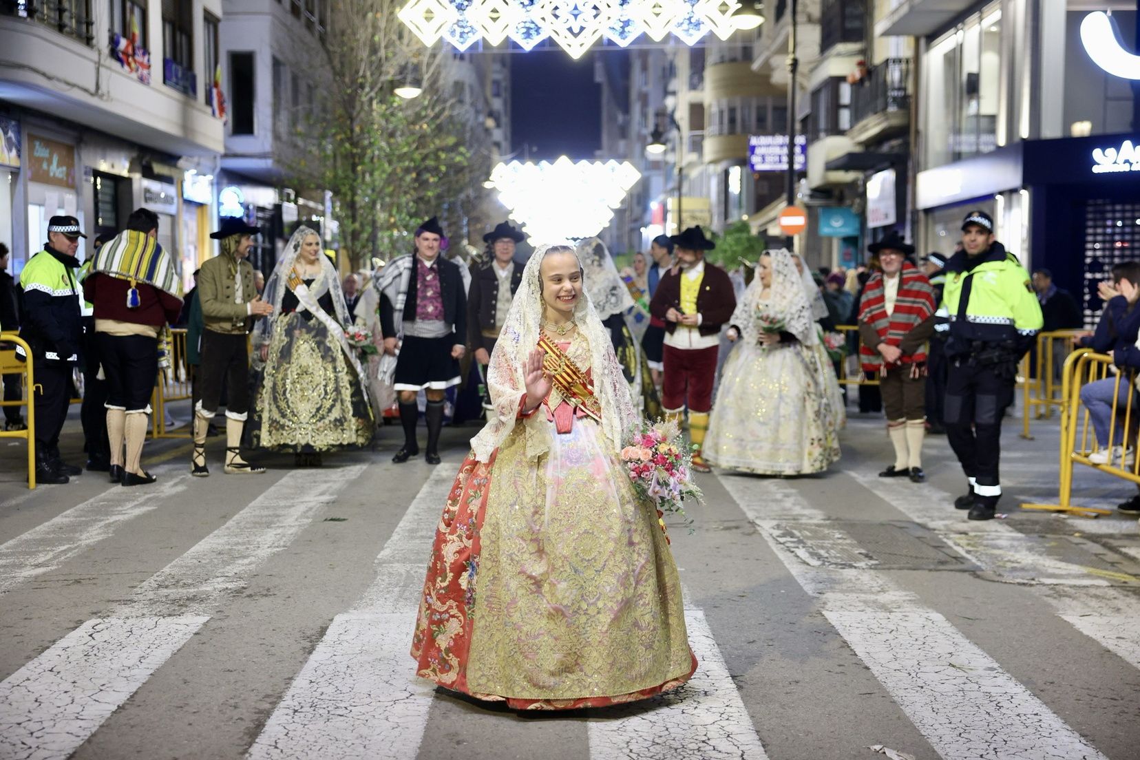 La fallera mayor infantil de València, ante la Virgen