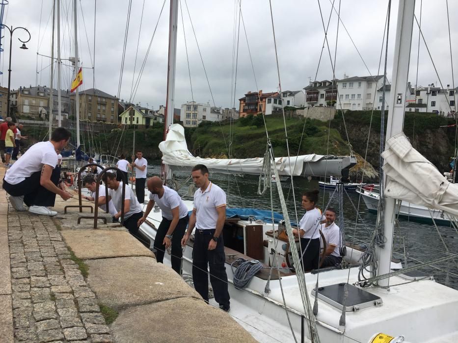 Goletas de la Armada en Tapia de Casariego