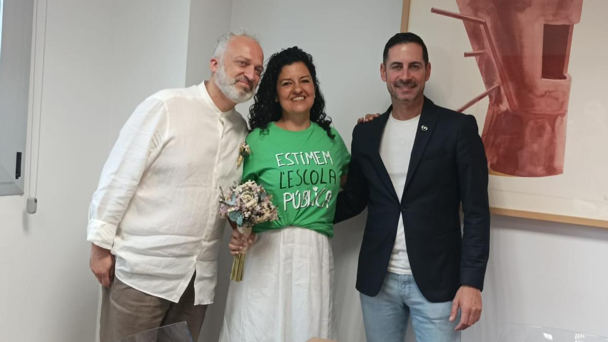 Los novios con Carlos Fernández Bielsa.