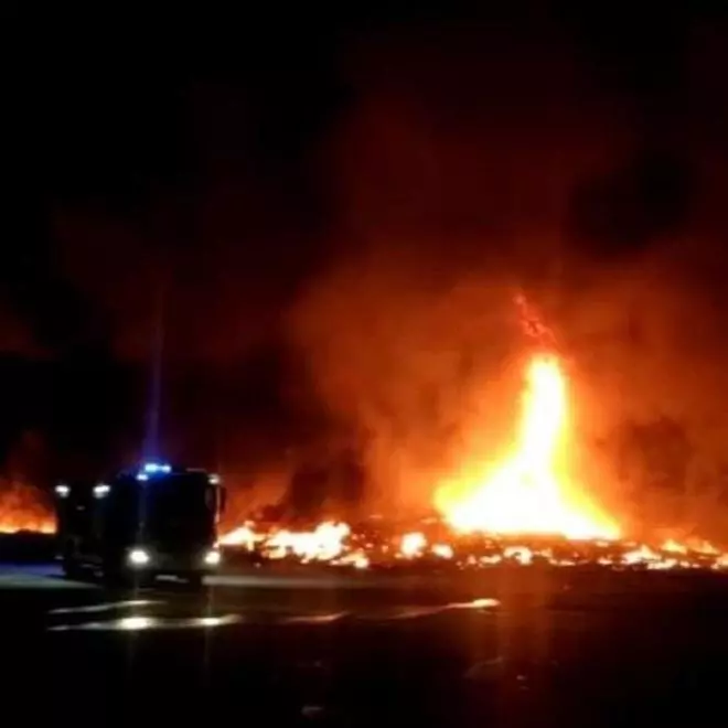 Un incendio calcina la antigua empresa de neumáticos en La Mina en Puente Genil