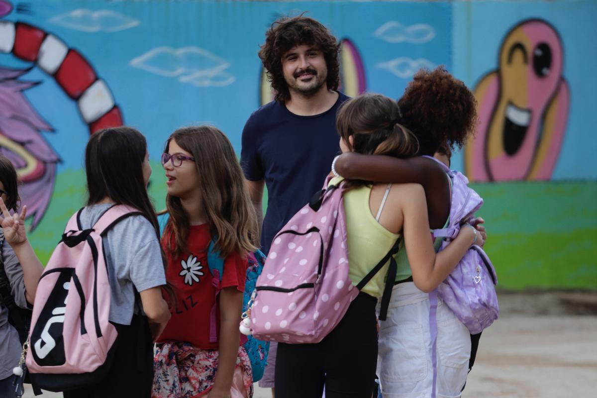 Los alumnos vuelven a las aulas en el colegio Josep Carner de Badalona