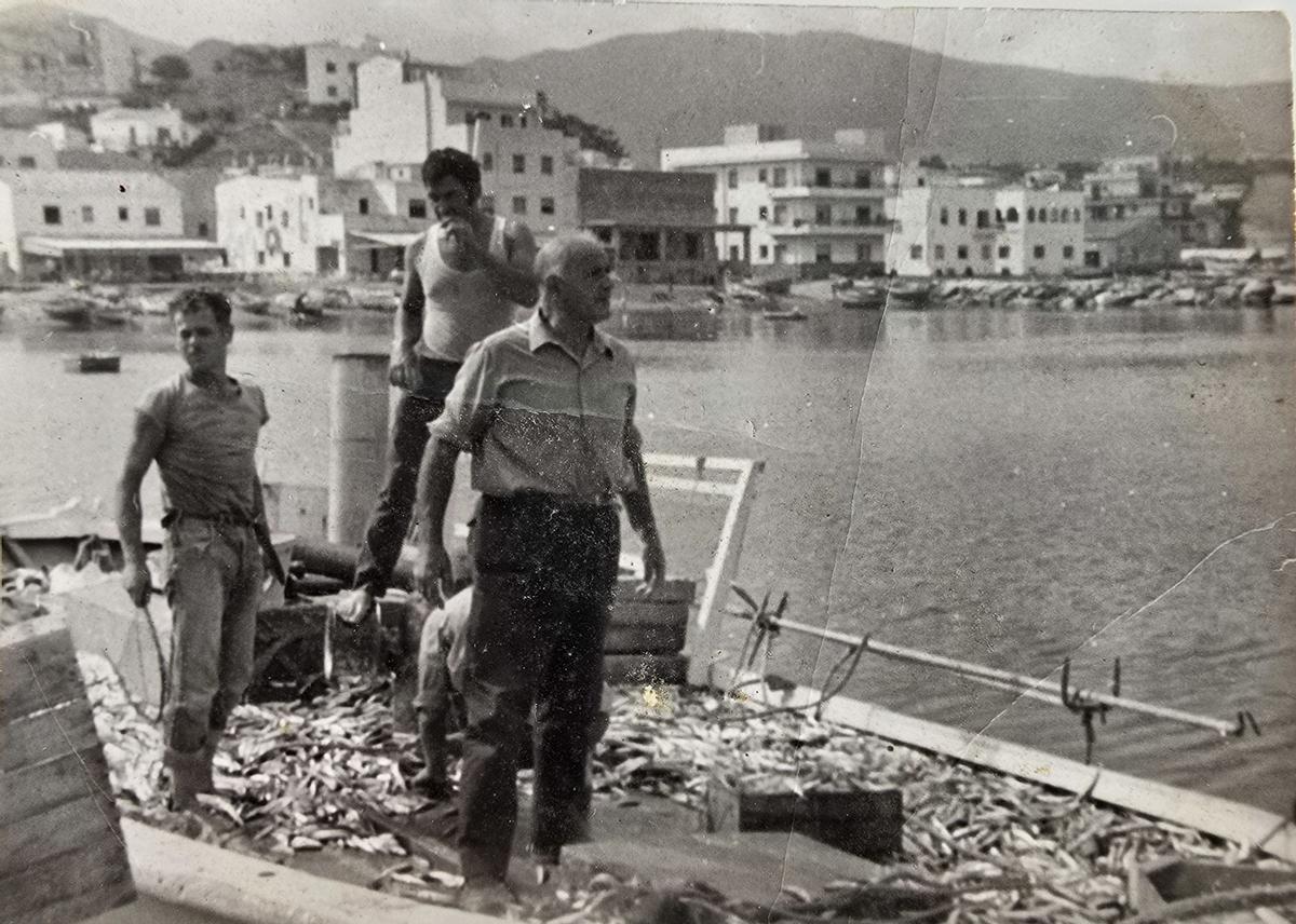 Pescadors de Llançà després d'una captura, en una fotografia antiga.