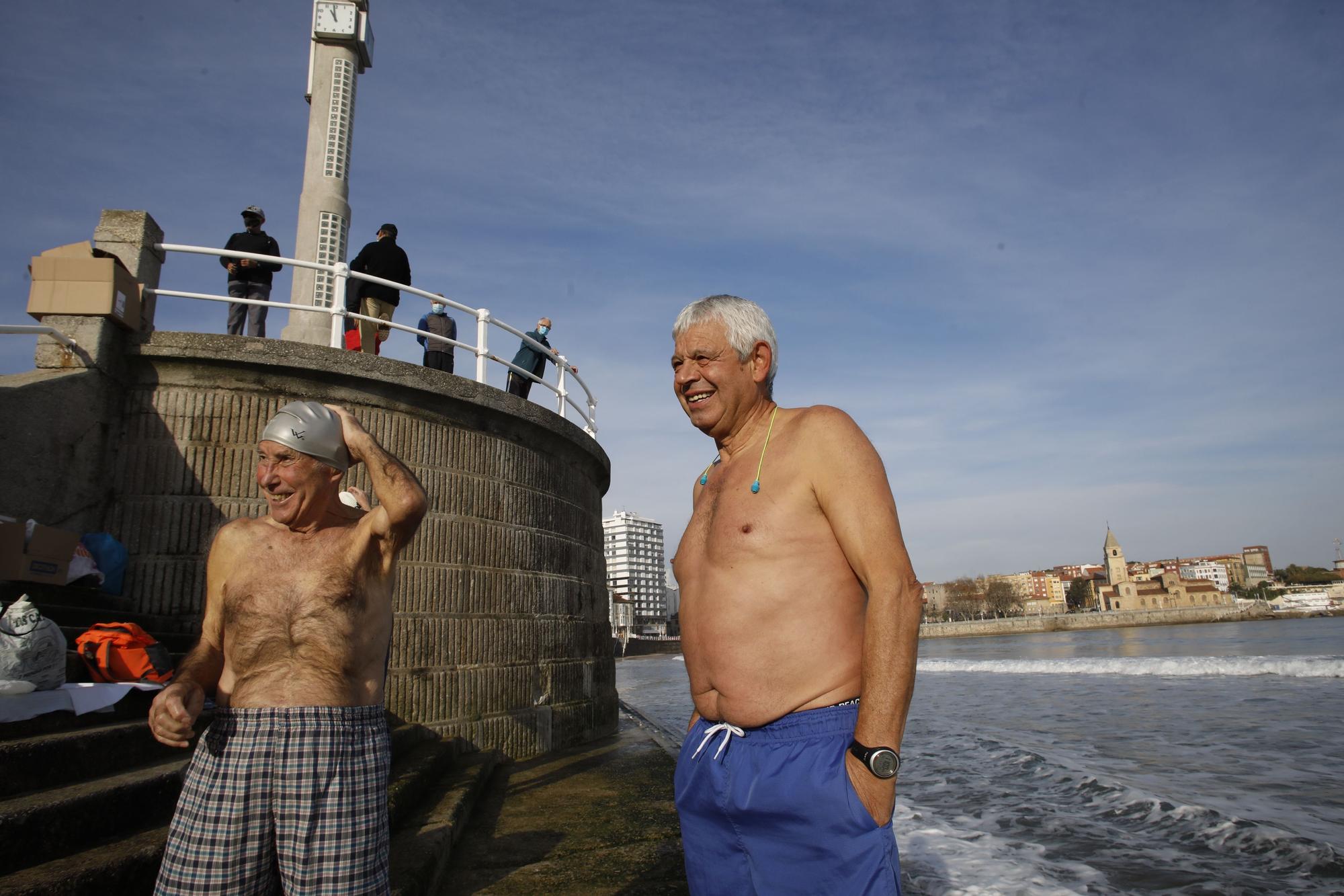 Los ba�istas de la Escalerona, en la playa de San Lorenzo (14).jpg