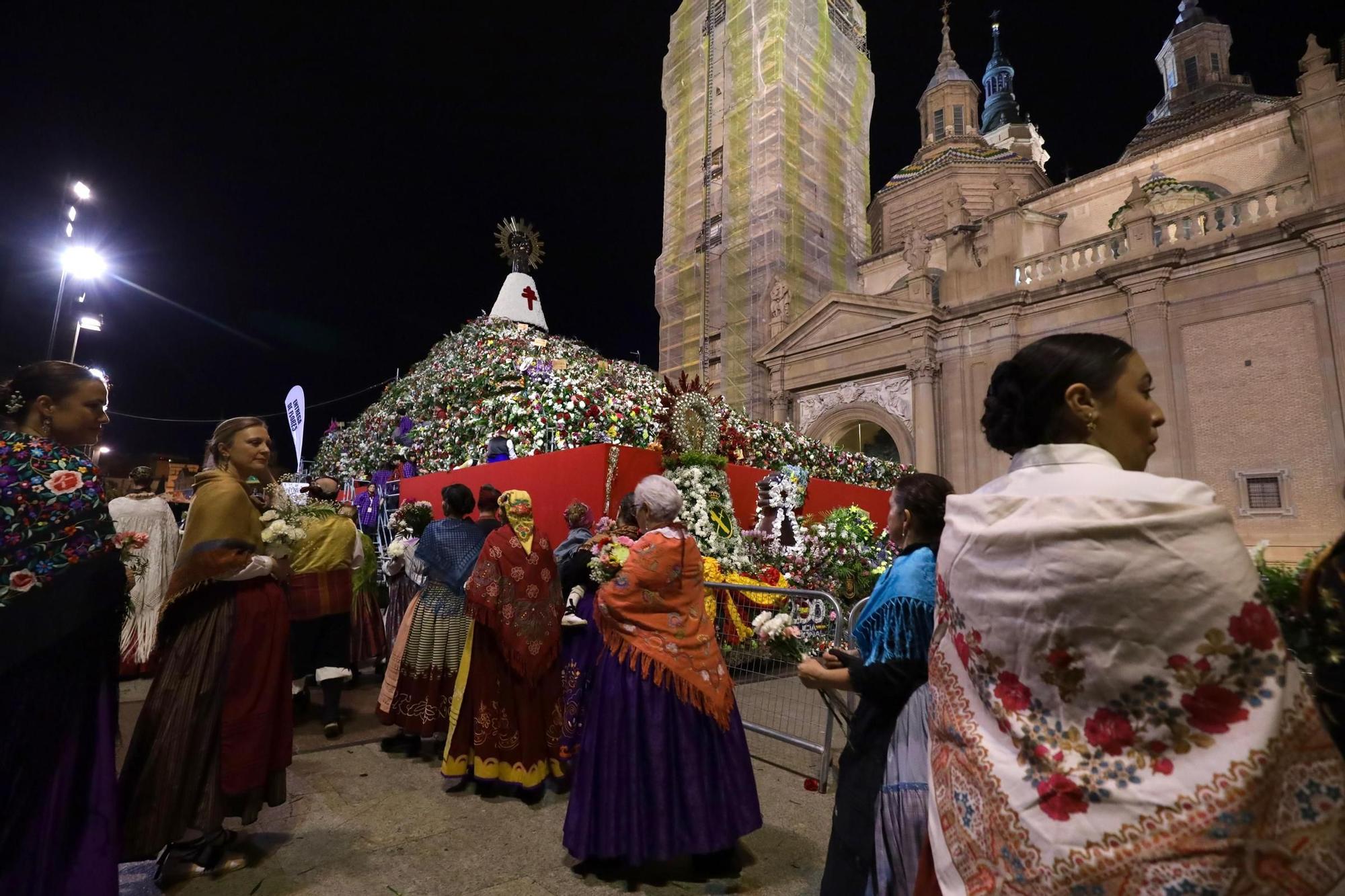 En imágenes | Zaragoza vive su día grande con la Ofrenda de Flores a la Virgen del Pilar