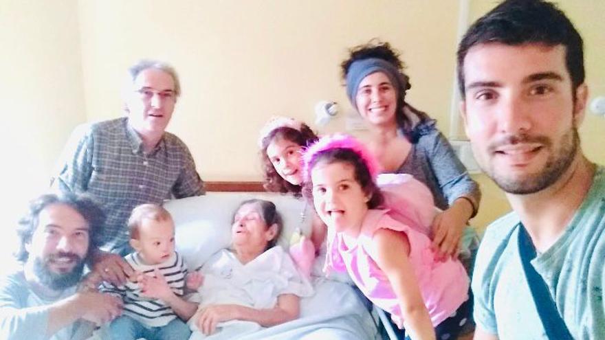 Rosalía Feijoo rodeada de su familia: por la izquierda, Eladio Díaz (nieto), Domingo Díaz (hijo), Naima (bisnieta), Lola y Vera (bisnietas), Sara (nieta política) y Rober (nieto), en una foto hecha por Andrea (nieta política).