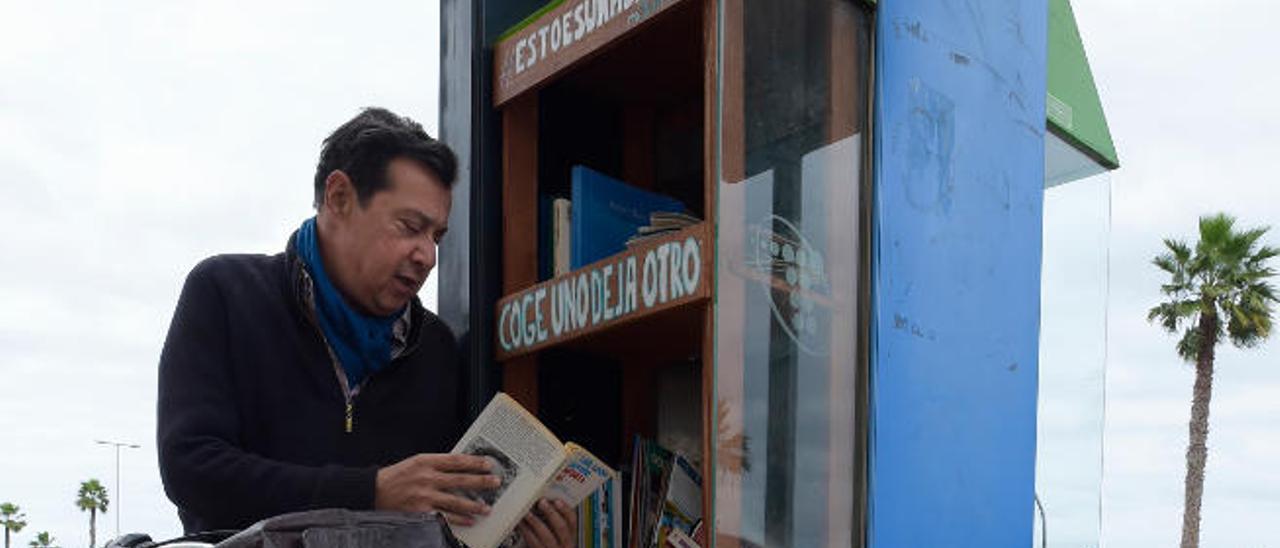 José Víctor González, junto a la pequeña biblioteca.