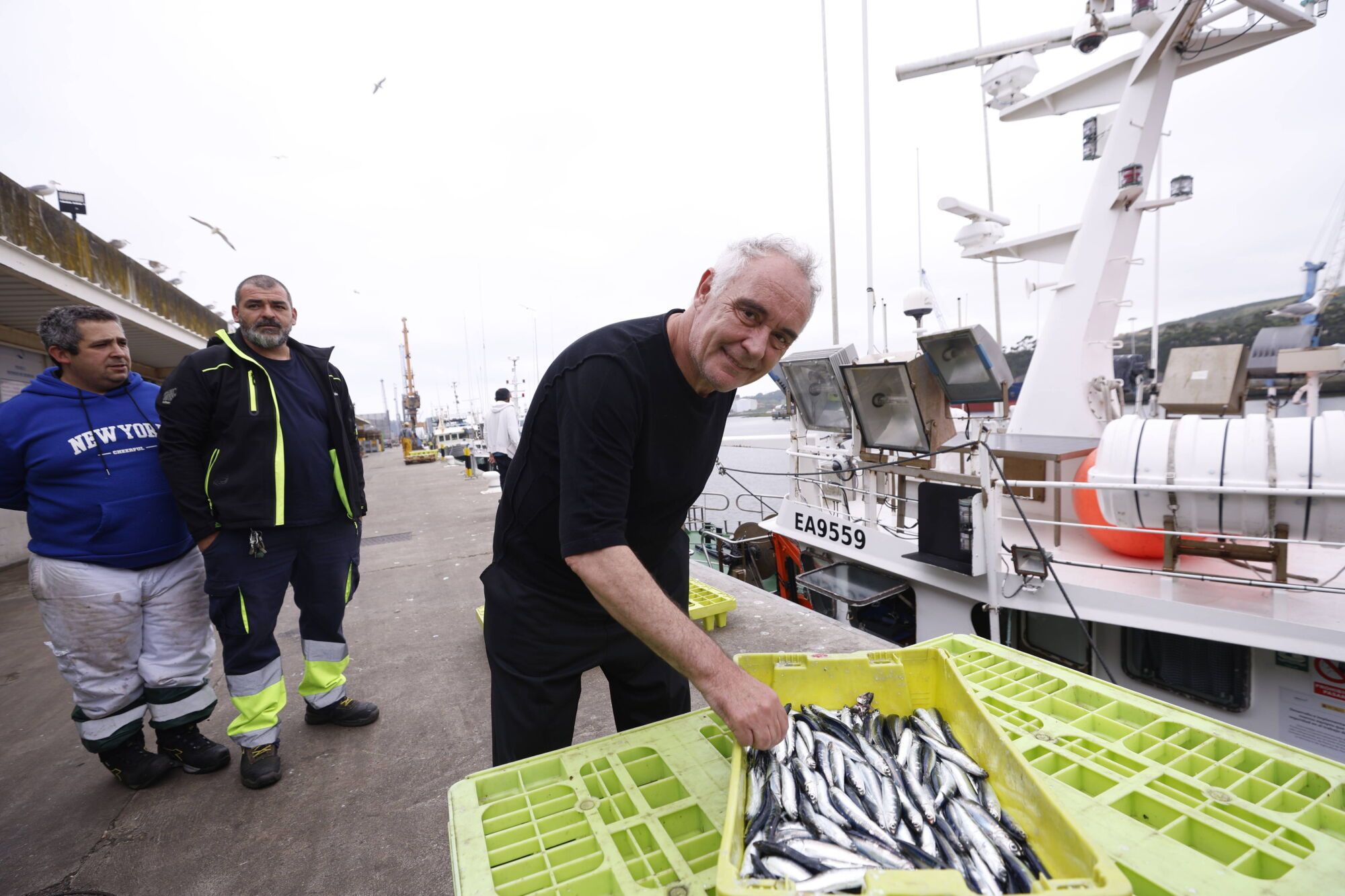 Ferrán Adrià, entre bonitos y bocartes, elogia la capacidad de Asturias de "innovar desde el mar"