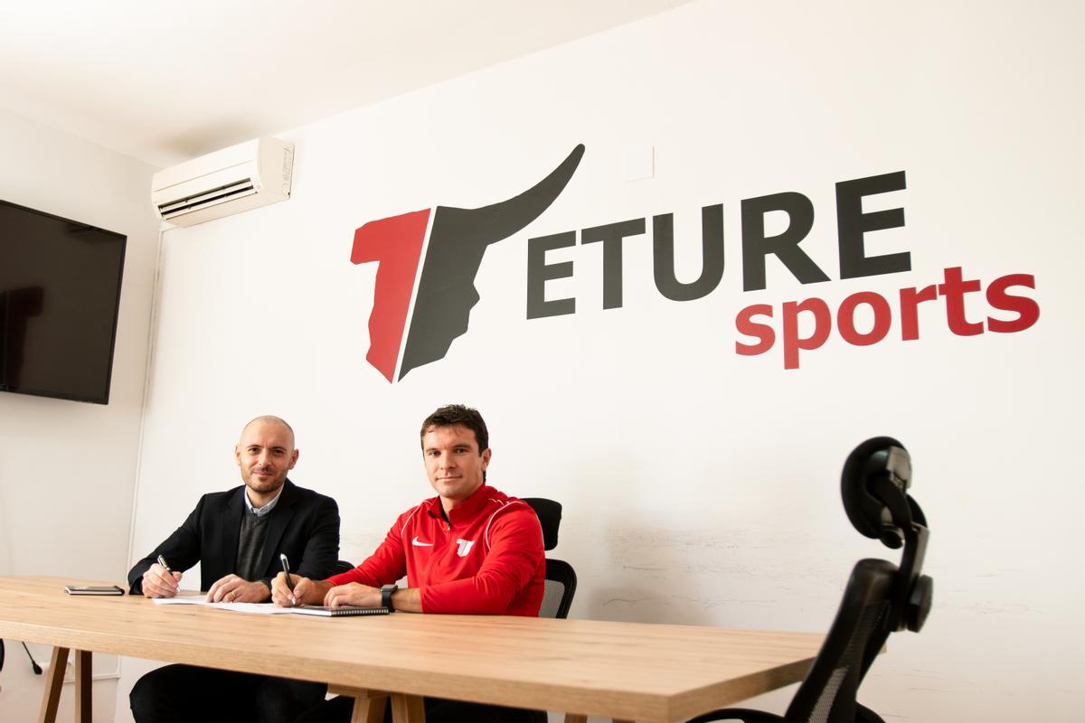 La firma entre Eture Sports y Superdeporte