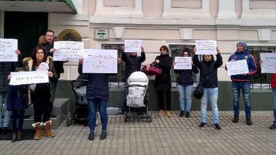 Familias españolas frente al consulado de España en Kiev en protesta por la denegación de la filiación de menores. // Efe