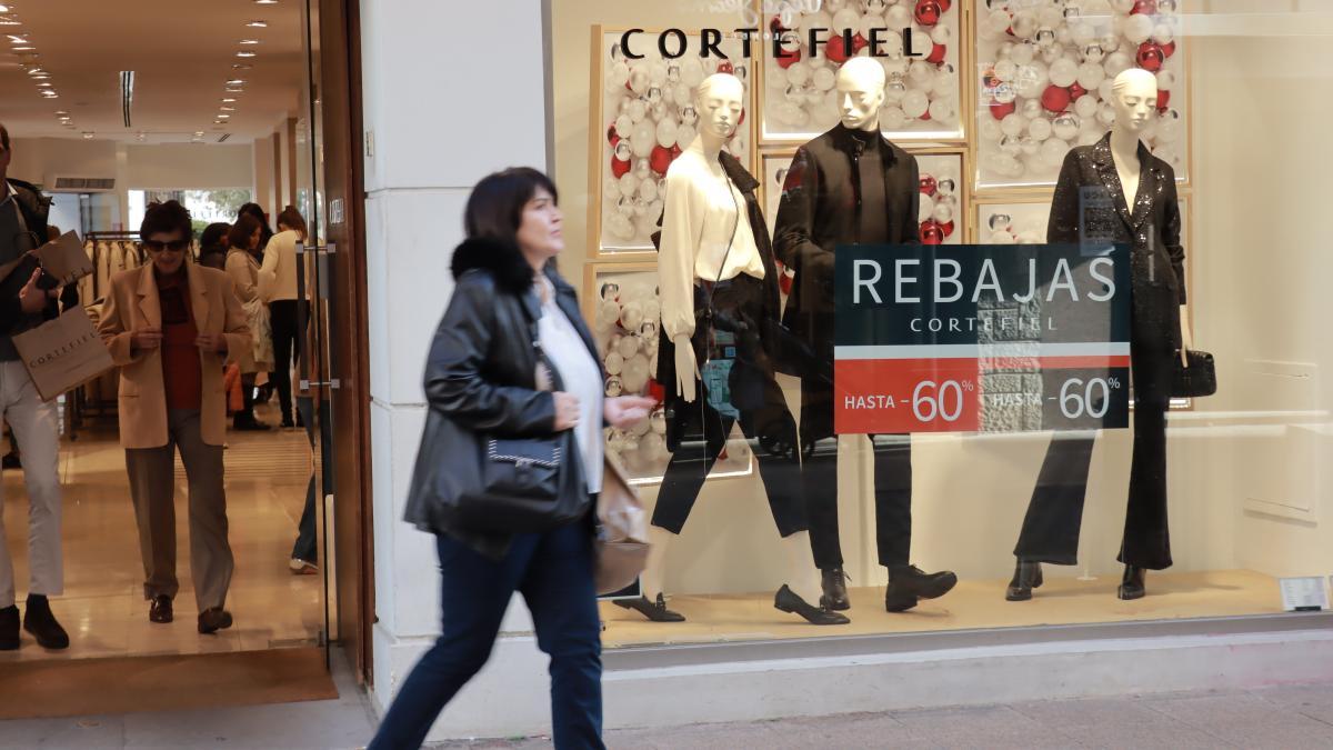 Los carteles de rebajas ya lucen en la calle Enmedio de Castelló.