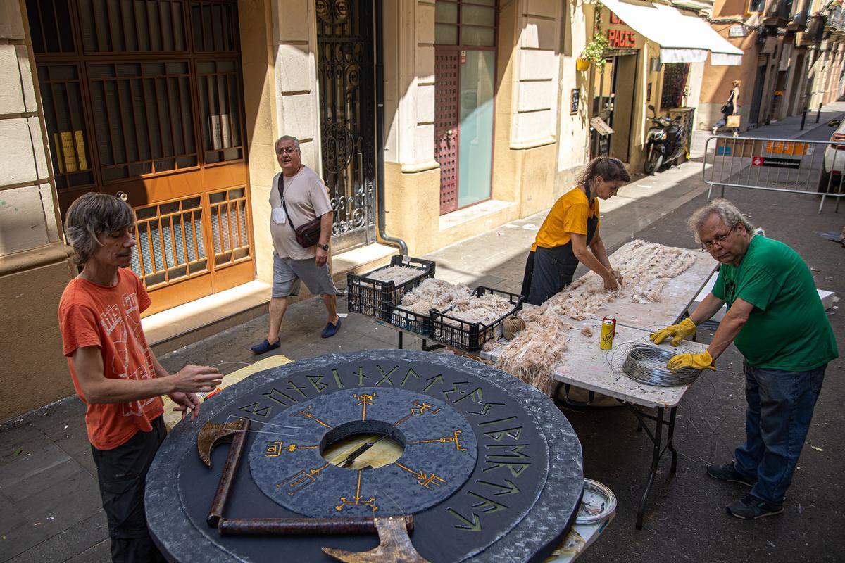 Preparativos de los decorados de las fiestas de Gràcia.