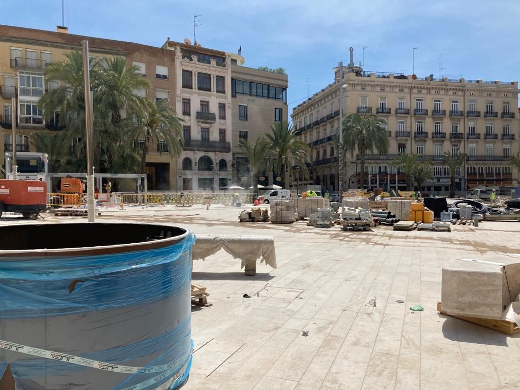 Ya se puede pisar el suelo de la nueva Plaza de la Reina