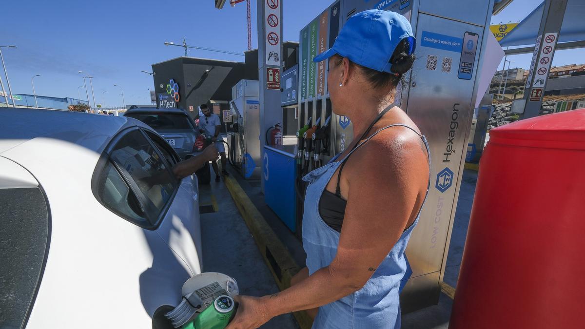 Una mujer reposta en una gasolinera de Canarias.
