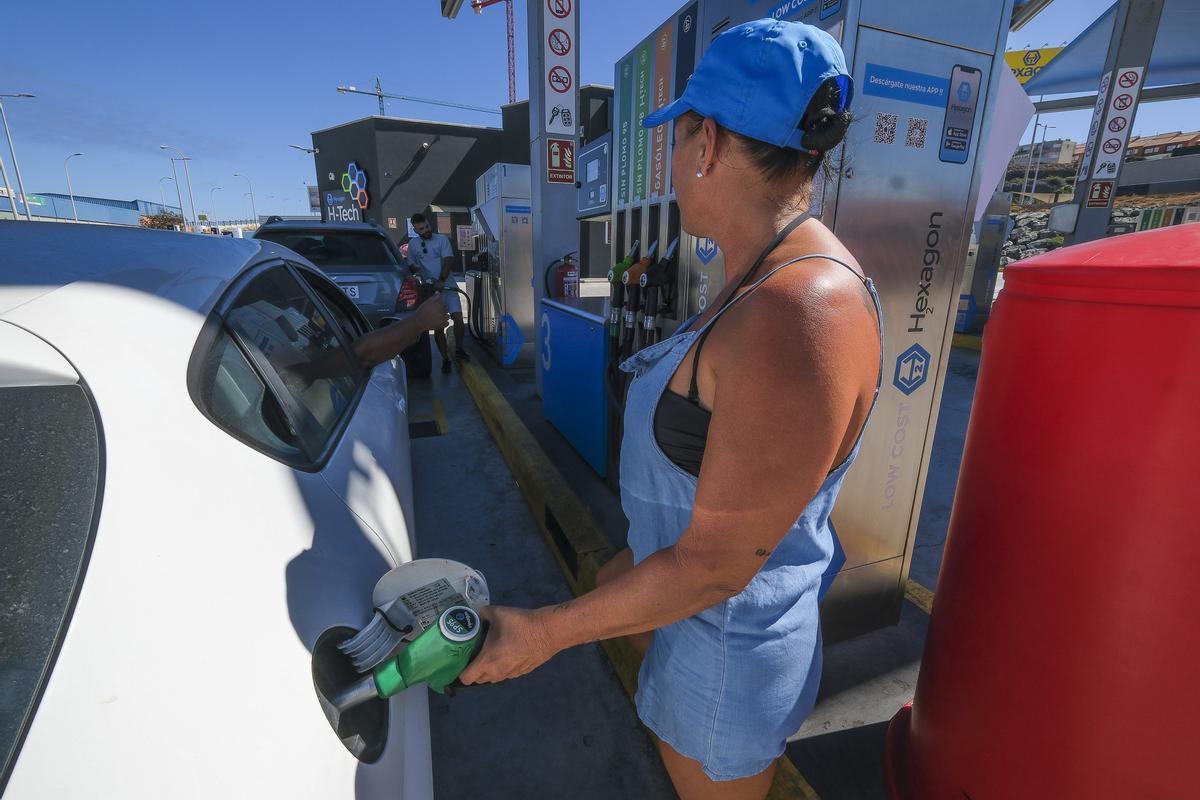 Una mujer reposta en una gasolinera de Canarias.