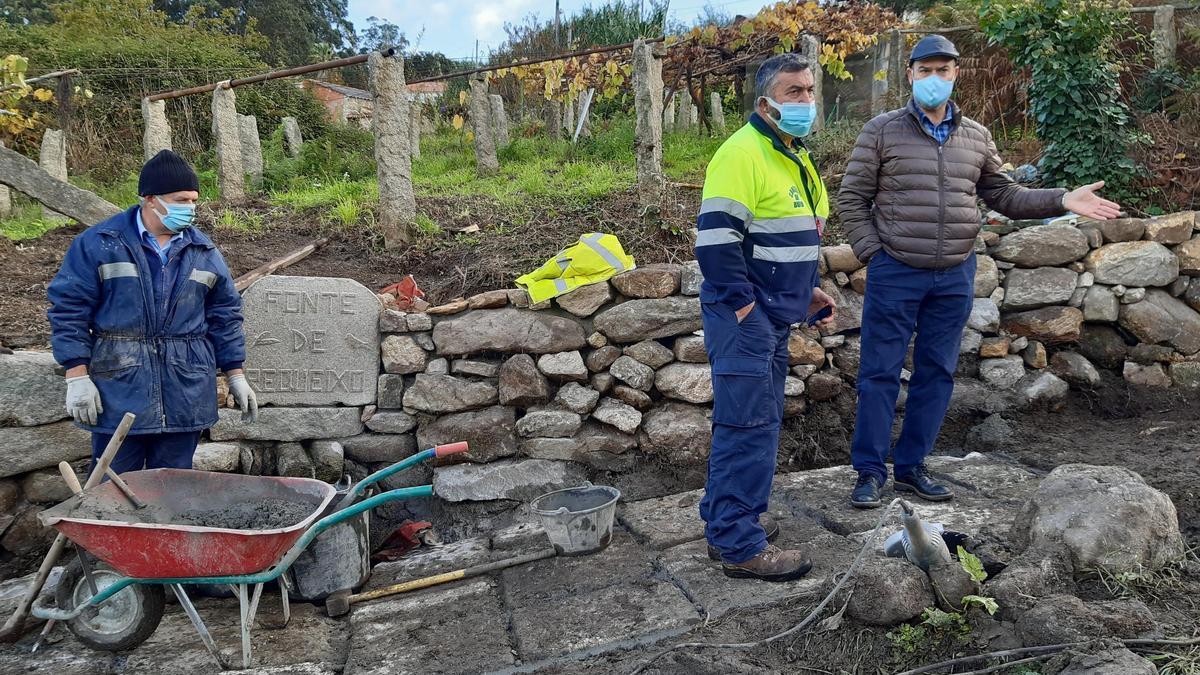 El alcalde, derecha, visita las obras en Fonte Requeixo.//Fdv