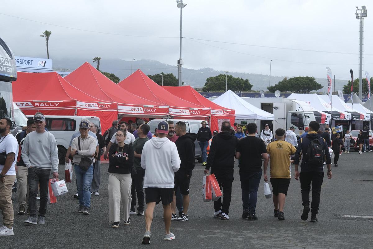 ista previa de los afiiconados, entre bolsas, por el parque cerrado del Anexo