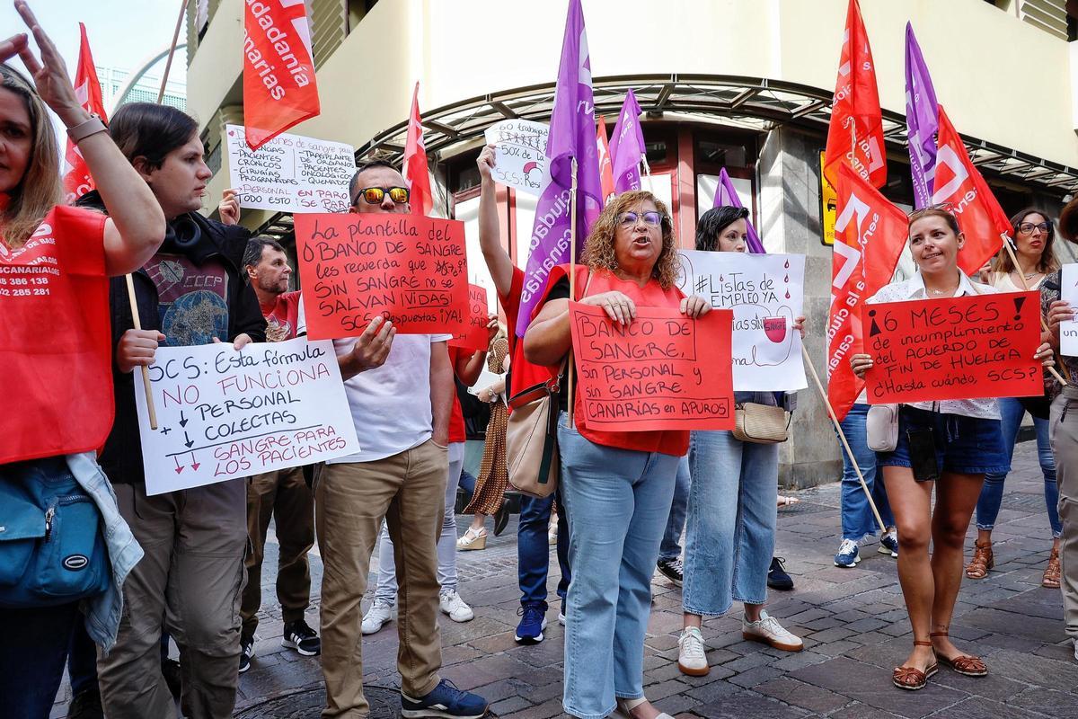 Trabajadores del banco de sangre durante una manifestación en junio del año pasado.