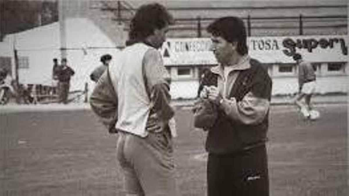 Juanito, derecha, habla con un jugador durante un entrenamiento como entrenador del Mérida.