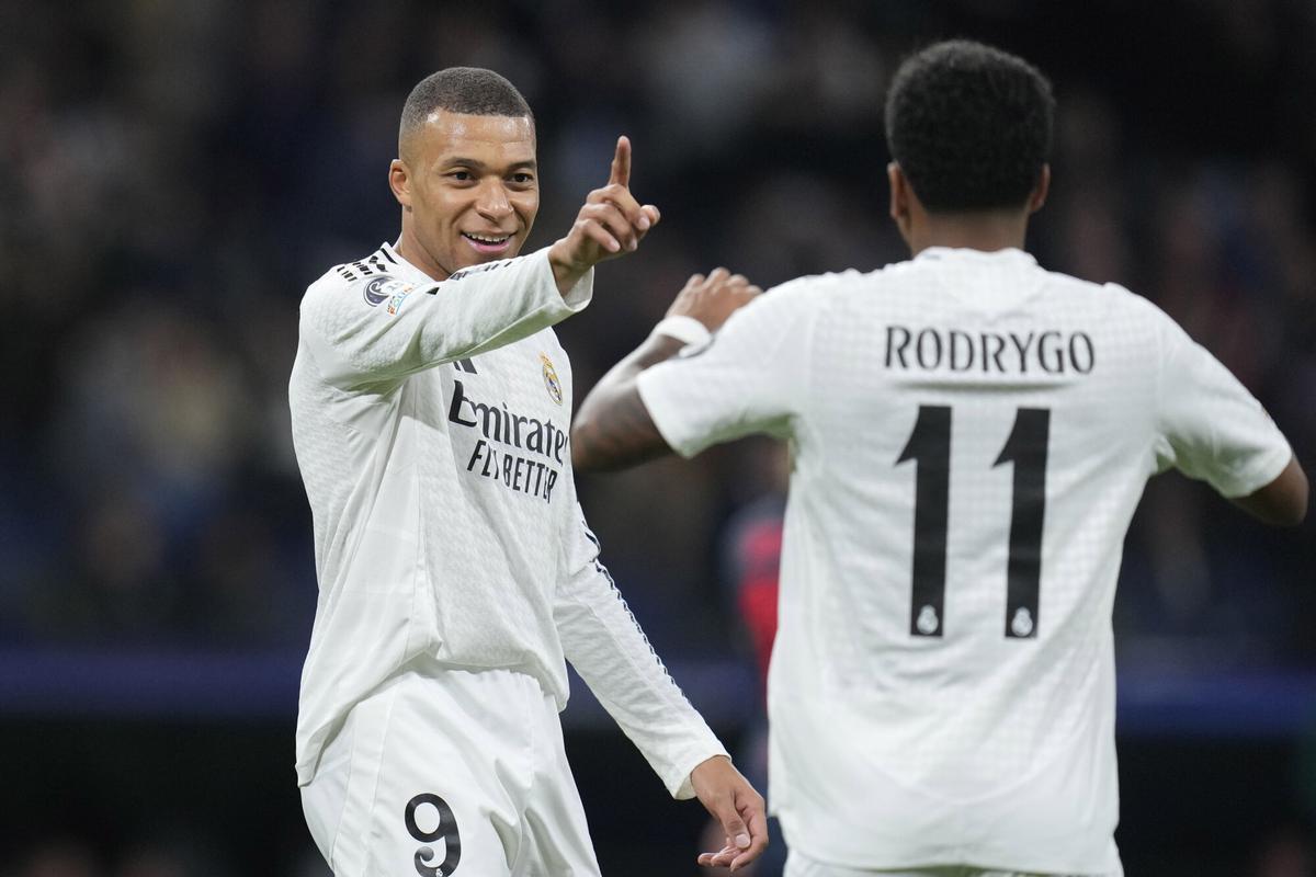 Real Madrid's Rodrygo, right, celebrates with his teammate Kylian Mbappe after scoring his side's 2nd goal during the Champions League opening phase soccer match between Real Madrid and FC Salzburg at the Santiago Bernabeu stadium in Madrid, Wednesday, Jan. 22, 2025. (AP Photo/Manu Fernandez)