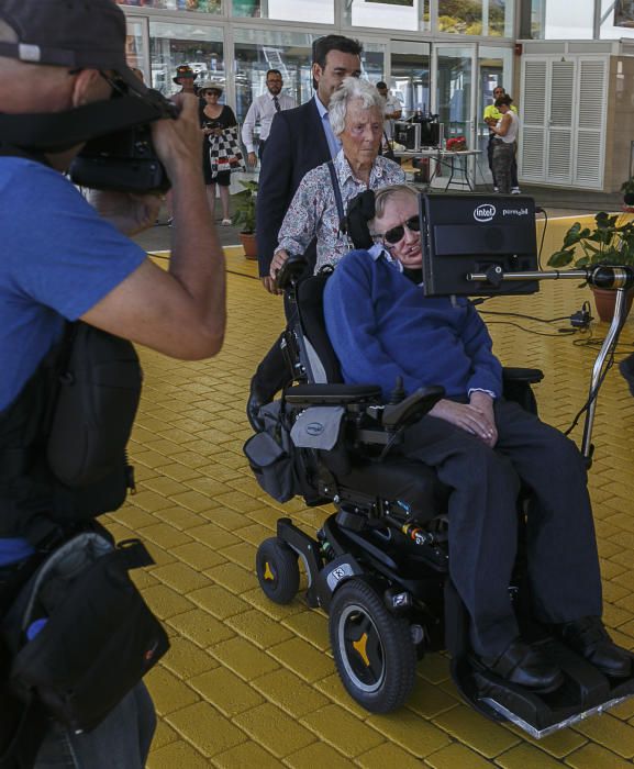 12/06/2016 CULTURA CIENCIA Llegada del físico Stephen Hawking al muelle de santa cruz en el crucero Britannia y  recibo por representantes del cabildo  puertos de tenerife y cámara de comercio para pasar un descanso en la isla y participar en el homenaje de STARMUS