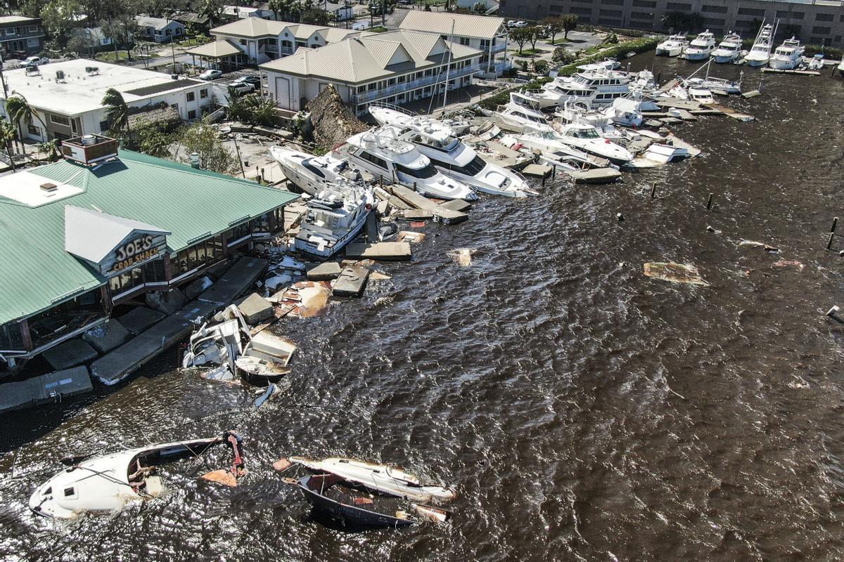 Fort Myers (United States), 29/09/2022.- An aerial photo made with a drone shows damage in the wake of Hurricane Ian in Fort Myers, Florida, USA, 29 September 2022. Hurricane Ian came ashore as a Category 4 hurricane according to the National Hurricane Center and is nearing an exit into the Atlantic Ocean on the East Coast of Florida. (Estados Unidos) EFE/EPA/TANNEN MAURY