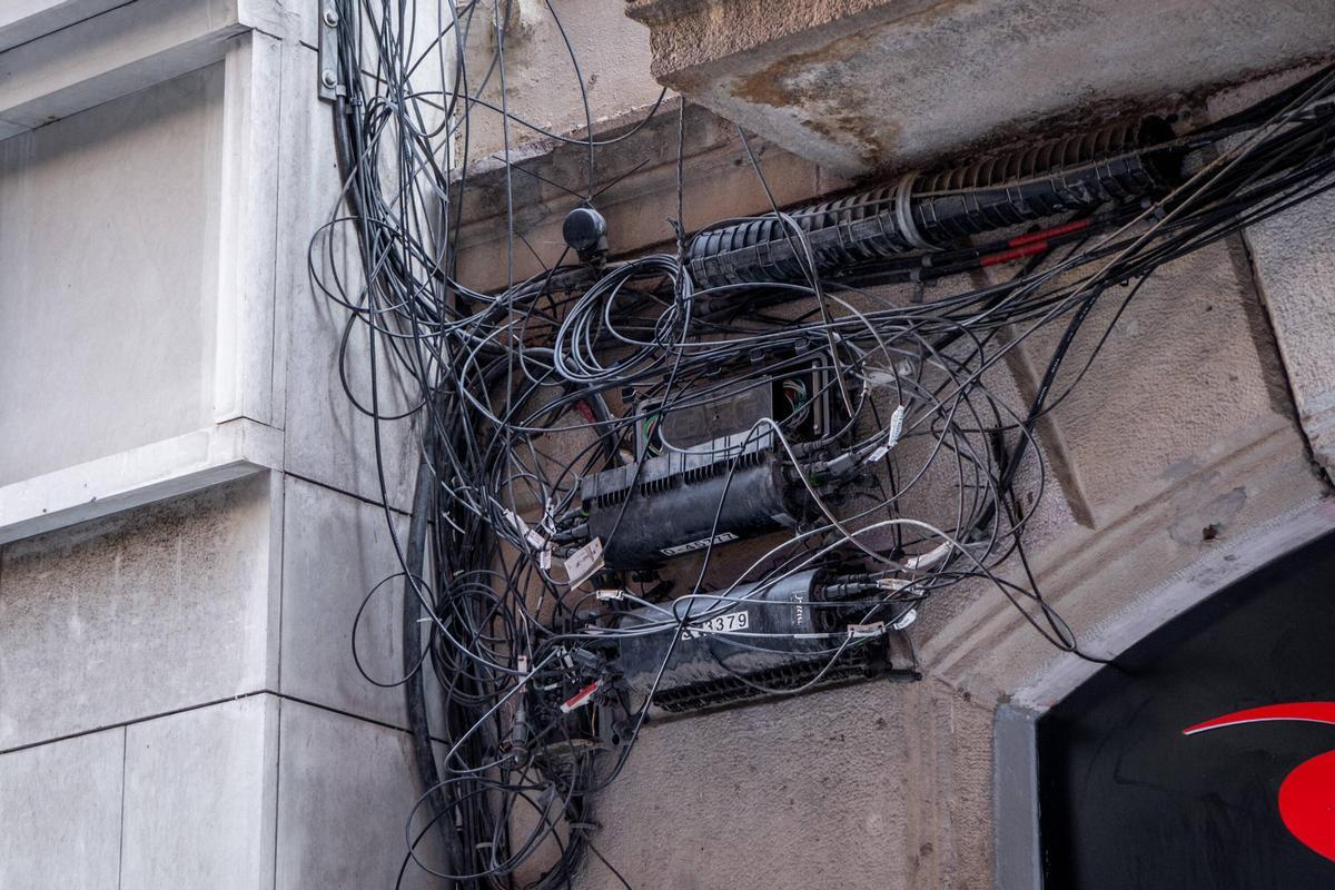 Barcelona trata de poner fin a las marañas de cables en las fachadas