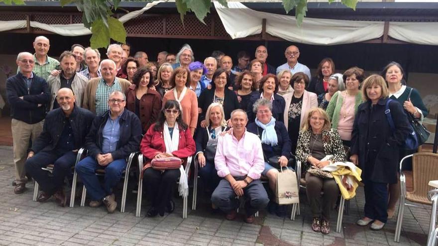 Reunión de exalumnos del instituto luarqués