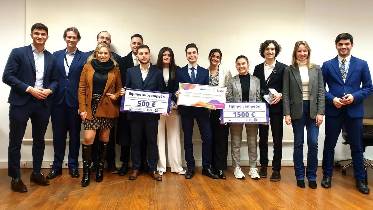 Foto de familia de organizadores, jurado y premiados.