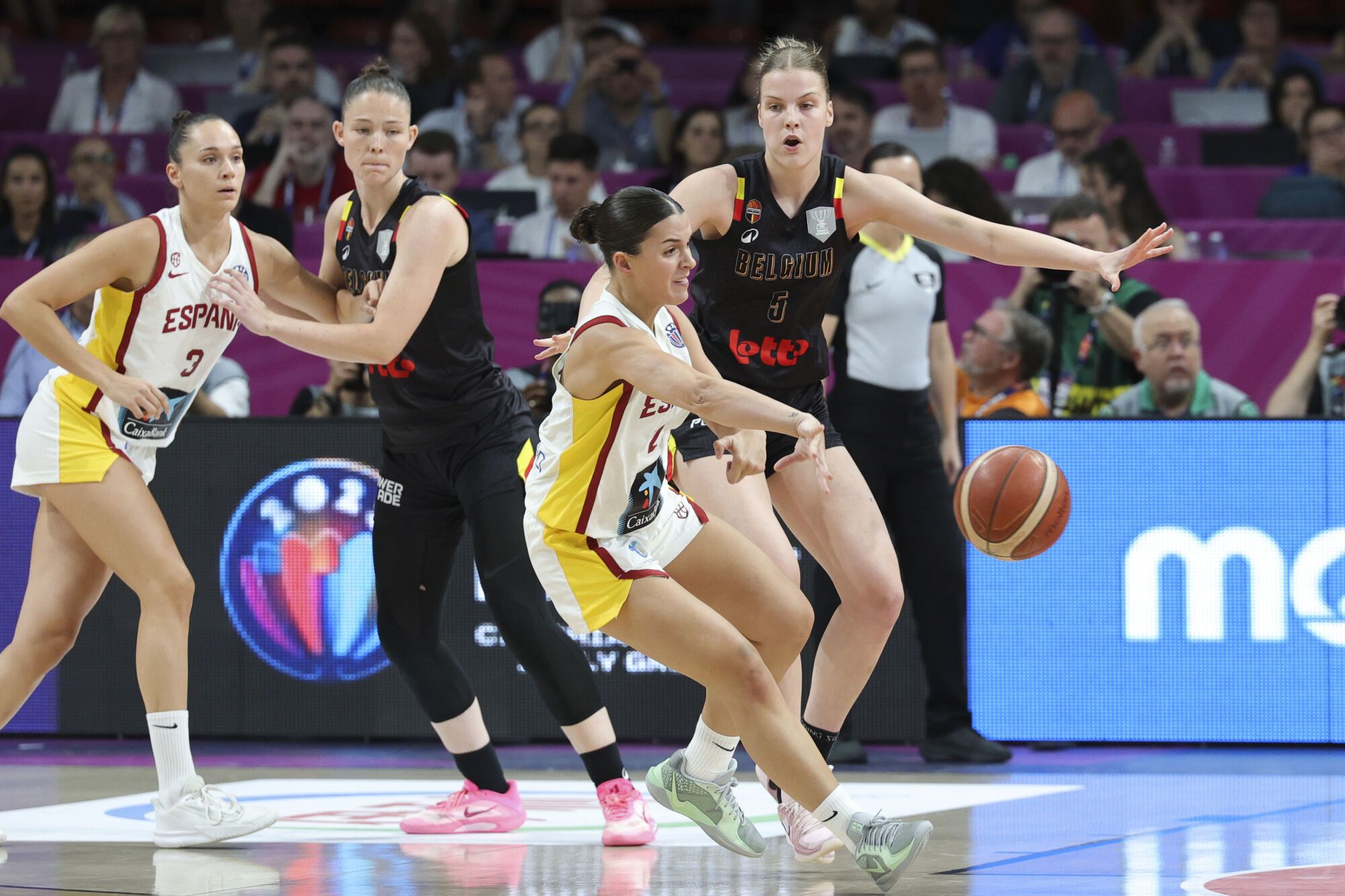 Spain's Elena Buenavida, centre, and Belgium's Nastja Claessens in action during the FIBA Women's EuroBasket 2025 final match between Spain and Belgium at the Peace and Friendship Stadium in Piraeus near Athens, Greece, Sunday, June 29, 2025. (AP Photo/Yorgos Karahalis). EDITORIAL USE ONLY/ONLY ITALY AND SPAIN