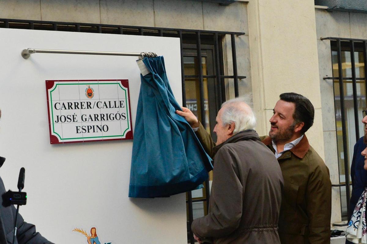 El alcalde y el hijo del homenajeado destapan el cartel con el nombre de la calle José Garrigós Espino