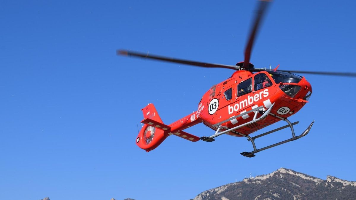 Un helicòpter del grup GRAE dels Bombers