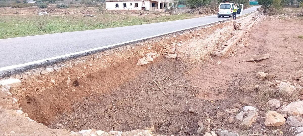 Carretera reconstruida, ahora dentro del barranco.