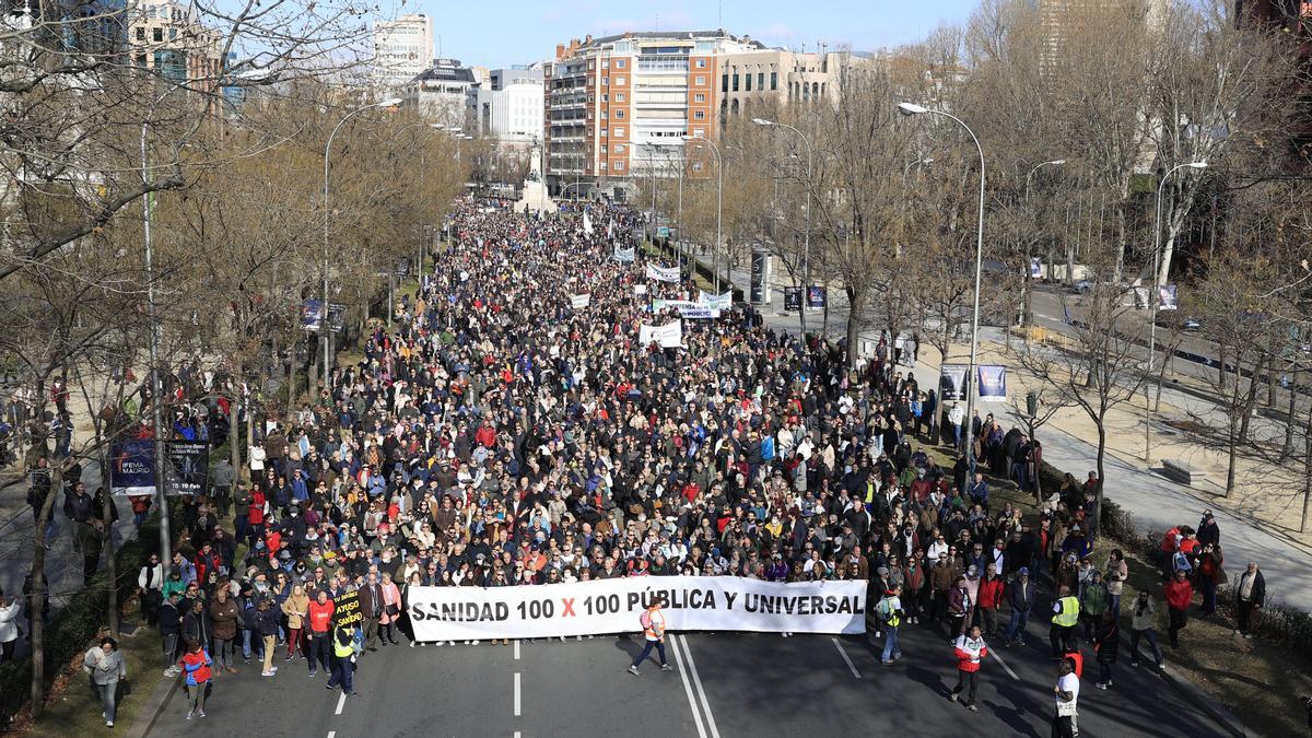 Vista de una de las cabeceras de la manifestación en defensa de la sanidad pública convocada este domingo en Madrid 