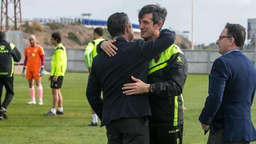 Pacheta, ayer, abraza a Diego García, en presencia de Ramón Segarra, en el campo anexo durante el entrenamiento.